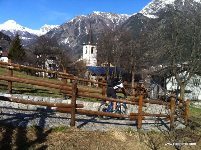 attraversiamo il piccolo e caratteristico borgo di Quincod