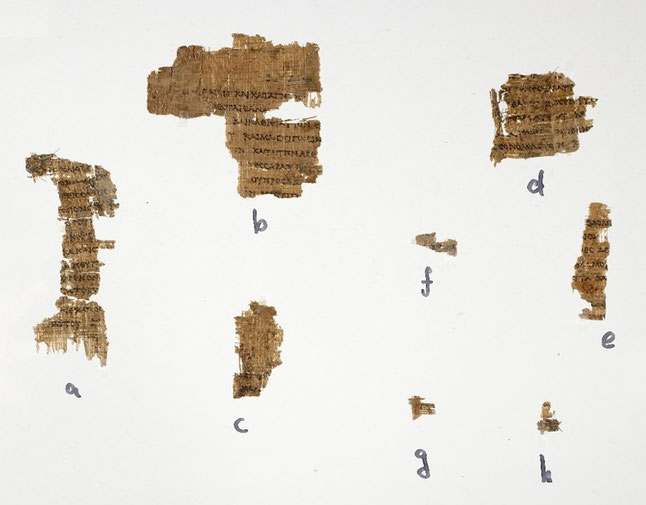 Papyrus P458, composé de 8 fragments - C'est la plus vieille copie de la Septante. Des espaces vides indiquent l'emplacement du tétragramme