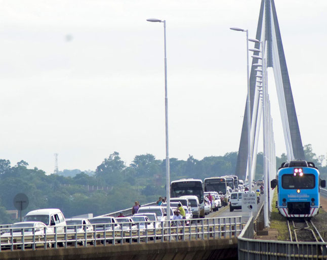 Las colas en el puente Roque González, una constante sobre todo cuando el dólar se retrasa