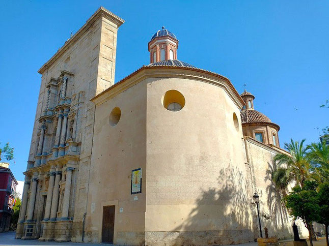 La Iglesia del Carmen se encuentra en la calle Museo, en el barrio del Carmen (distrito de Ciutat Vella) en Valencia..