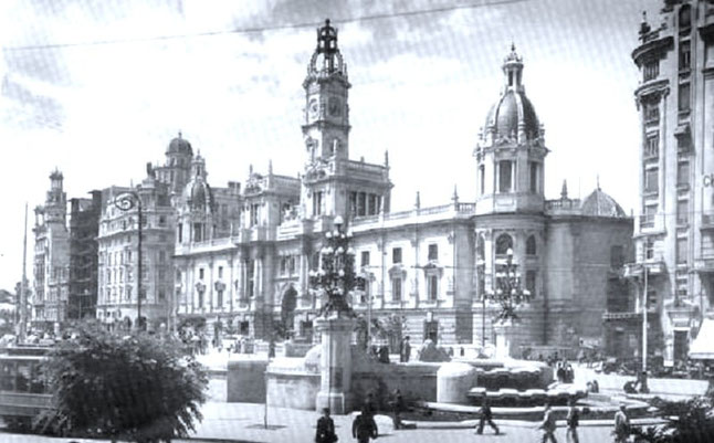 Imágen del Ayuntamiento de Valencia en el año 1900. El Ayuntamiento de Valencia es la institución que se encarga de gobernar l el municipio de Valencia.