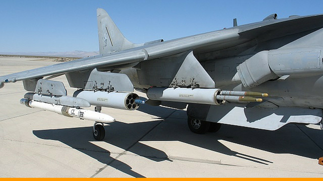 Il nuovo sistema APKWS di BAE System installato sul pilone dell'Harrier. (Foto: BAE System)