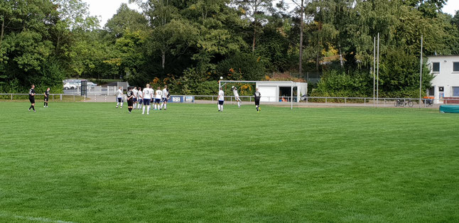 Der Senner Keeper muss sich bei einem Freistoß der Gäste strecken                    Foto: Beister