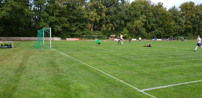 Maximilian "Fabreezy" Fabry vollendet eine Vorarbeit von Luka Marquart zur Vorentscheidung Foto: Beister