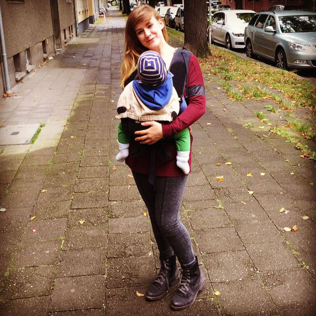 Mama-Bloggerin von patschehand.de mit Baby in der Trage; Tragemama; Babytrage
