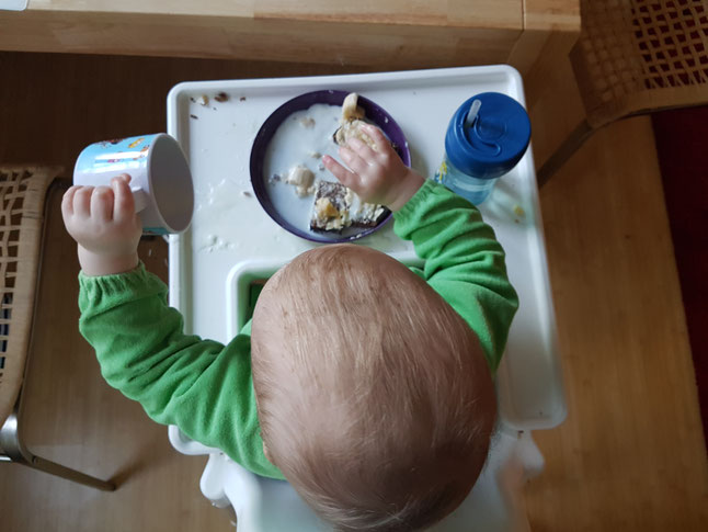 Kleinkind beim breifreien Essen: Viel Putz-Aufwand danach gehört dazu. Hacks und Tipps auf Mama-Blog Patschehand.de