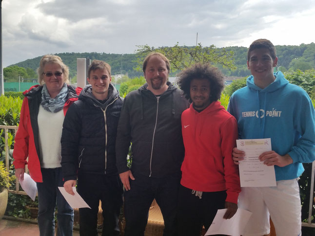 Ehrung in der Herren A-Klasse (v.l.) Bezirkssportwartin Ute Heupel, Nils Heuser, der Präsident des Bezirkes Heiko Hampl, Beruk Tsegai und Marc Miran.