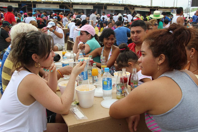 Comensales del primer Campeonato Mundial del Encebollado realizado en Playa el Murciélago. Manta, Ecuador.