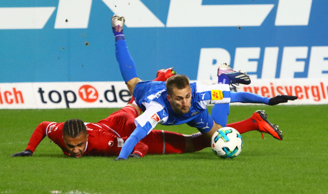 Bauchlandung für Drexler nach Foul von Leon Guwara. Foto: PN