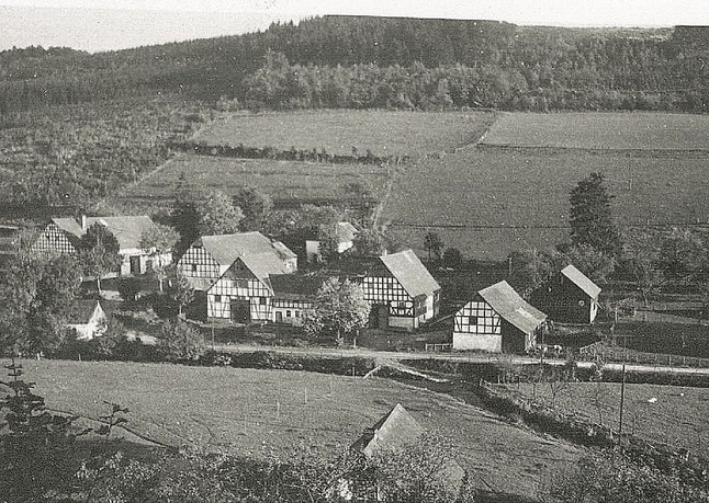 Das Blanken Haus im Hintergrund zwischen dem Schultenhof (links) und Feldmanns Hof, Foto um 1945