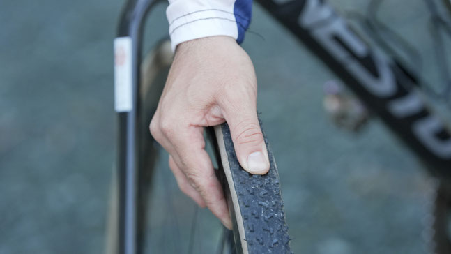 インナーセーバー エアーインサートを入れていたおかげで即座に走行不能にはならなかった。