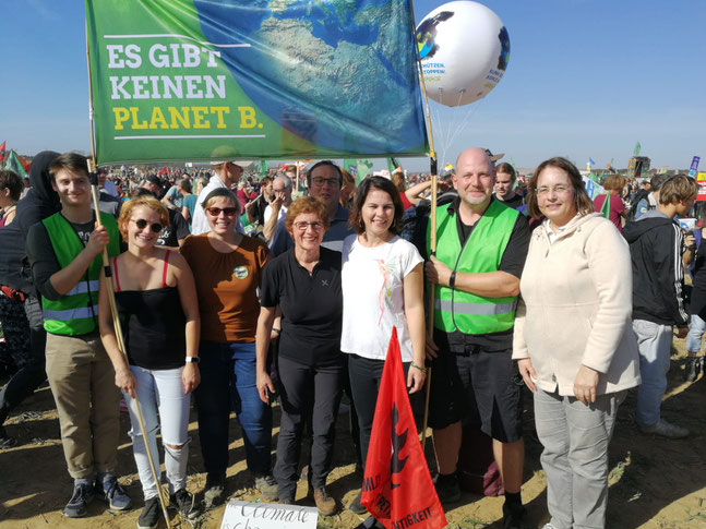 Sabine Killmann und andere Grüne aus dem Rhein-Sieg-Kreis zusammen mit Grünen-Vorsitzende Annalena Baerbock und den Bundestagsabgeordneten Britta Hasselmann und Oliver Krischer