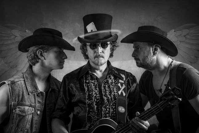 "Hellboys from Cow": Mandowar feiern in Nürtingen und Rottenburg Kracher wie "Hells Bells", "Ace Of Spades" oder "Enter Sandman" mit Mandoline und Ukulelen-Bass ab. Foto: Stephan Klement