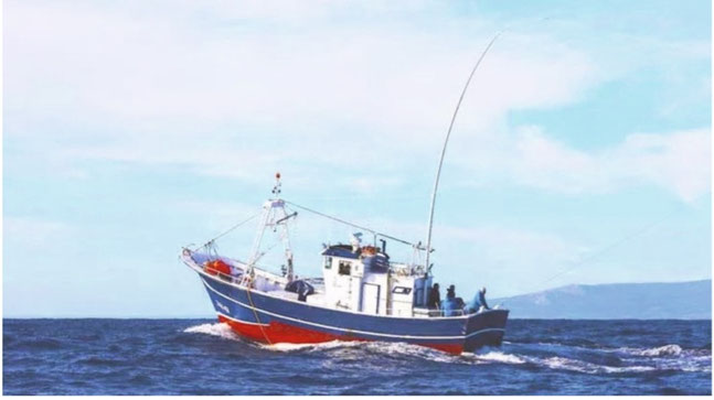 Schiff mit «Greenstick», dessen Leine einen Köder knapp über der Wasseroberfläche hält und so nur die gewünschten Thunfische anspricht - Foto: www.Tarifafisch.de