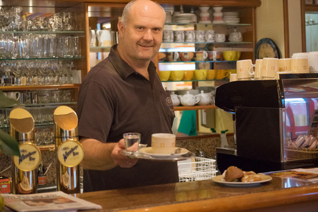 Bäckermeister Helmut Kern serviert im Cafe die hausgemachten Köstlichkeiten.