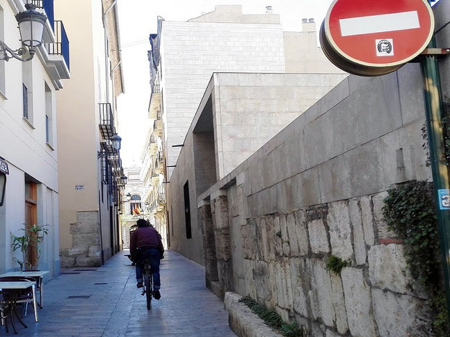 Otro clásico es no respetar las dirección prohibida al lado de la Catedral de Valencia.