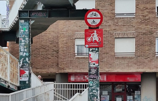 Esta señal nos indica que debemos de cruzar por la pasarela caminando y es valida para todos los vehículos, pero la realidad es otra.