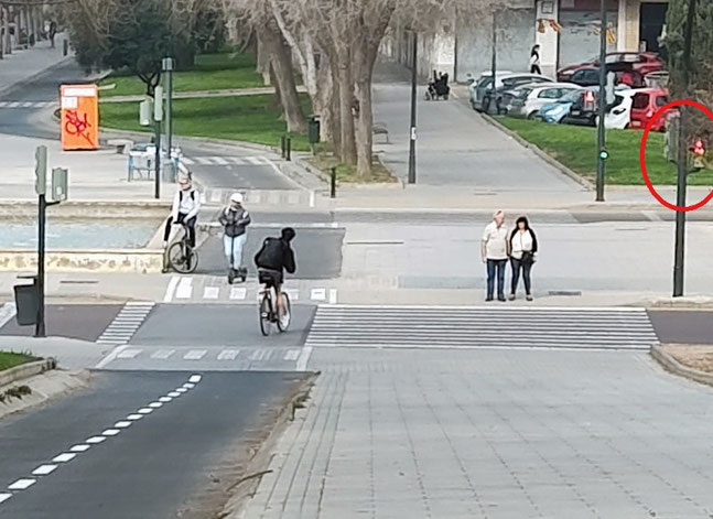 Deben de ser daltónicos porque nunca ven el color rojo.( Imagen tomada por la Cruz Cubierta en Valencia ciudad).