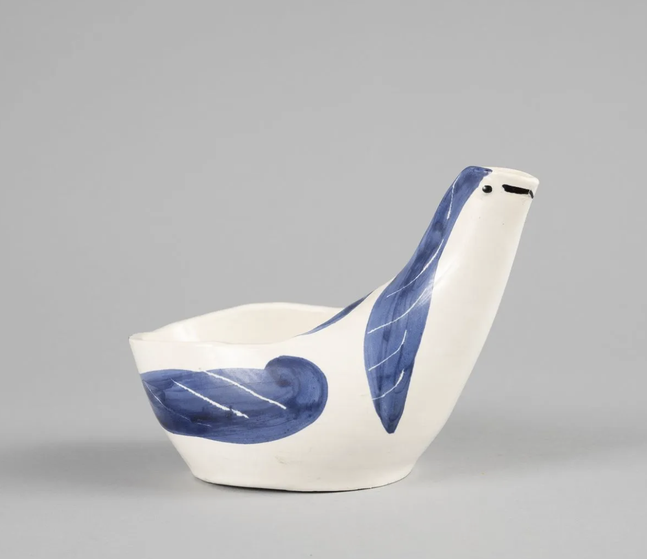 Pablo Picasso, céramique , la poule,  La poule, 1954, épreuve en terre de faïence , décor à l'oxyde bleu et noir sur émail blanc, cachet Madoura, plein feu, edition Picasso , tirage 150 exemplaires ( Ramié p133 N.251, expose galerie agnes thiebault Paris 