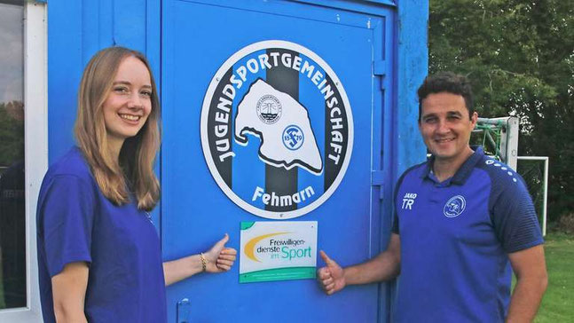 Daumen hoch für das Freiwillige Soziale Jahr bei der JSG Fehmarn: FSJlerin Carlotta Meier und 1. Vorsitzender Sebastian Wagener. © HÖPPNER