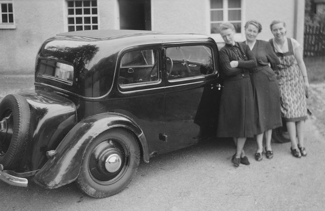 Ein Auto auf dem Hof erregte in dieser Zeit noch Aufsehen im Dorf (um 1955).