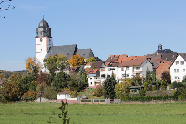 Das Wahrzeichen der Stadt Usingen ist die evangelische Laurentiuskirche im Herzen der alten Unterstadt. Foto: Konder