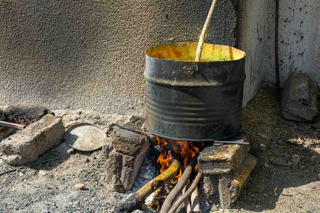 Préparation de la teinture jaune à base de feuilles de neems et d'alun.
