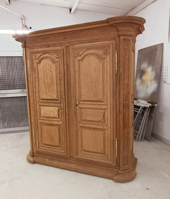 armoire en chêne d'époque anthonee