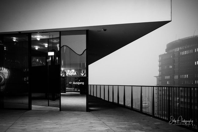 Hamburg / Elbphilharmonie Plaza, Streetfotografie, 2017, © Silly Photography