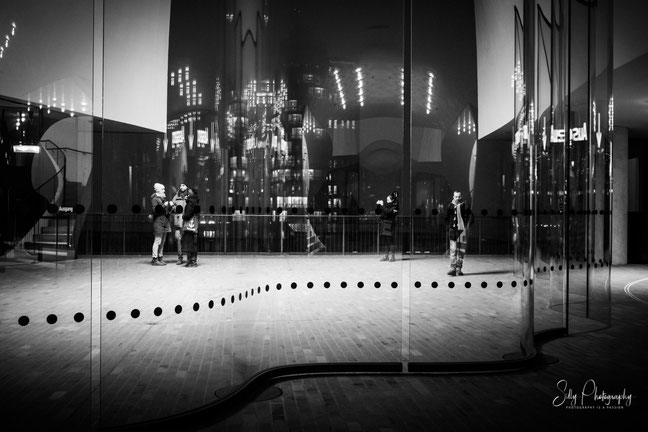 Hamburg / Elbphilharmonie Plaza, Streetfotografie, 2017, © Silly Photography