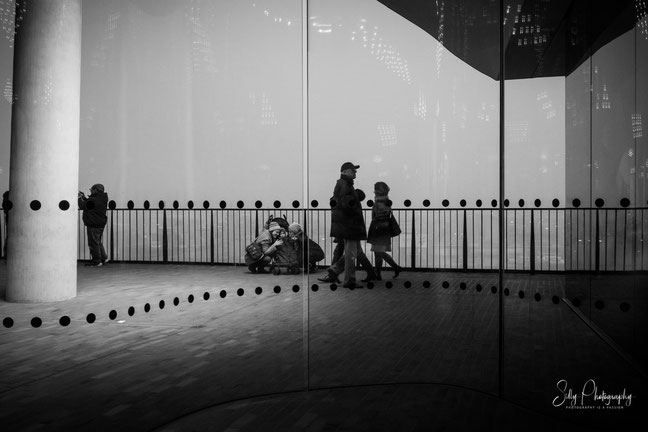 Hamburg / Elbphilharmonie Plaza, Streetfotografie, 2017, © Silly Photography