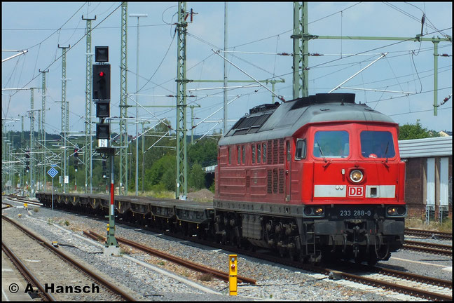 Am 15. Juli 2014 durchfährt ein leerer Militärtransport aus Marienberg kommend den Chemnitzer Hbf. Zuglok ist 233 288-0