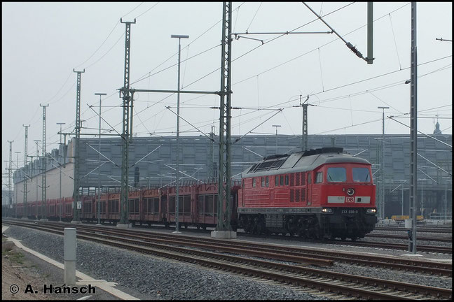 233 698-0 durchfährt mit langem Autoleerzug am 4. April 2014 Chemnitz Hbf. Das eine "Ludmilla" den Zug nach Tschechien übernimmt, ist die Ausnahme. Die Fuhre ist normalerweise durch E-Traktion bespannt