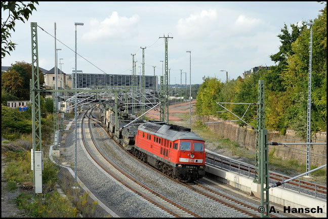 Die Militärzüge aus Marienberg werden künftig planmäßig über Chemnitz Hbf. fahren. So auch am 1. September 2014 als 233 232-8 mit Militärtechnik Chemnitz Hbf. gen Zwickau verlässt