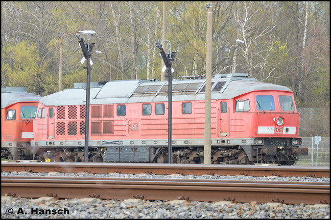 233 652-7 ist seit 10.06.2013 in Chemnitz z-gestellt. Am 14. April 2016 steht sie mit 233 179-1, scheinbar zum Abtransport, vorm Lokschuppen der RISS