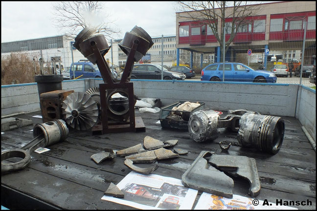Innenleben: Auch die gewaltigen Zylinderköpfe der Baureihe 130 sind nicht vor "Kolbenfressern" sicher. (31. März 2012, Bw Dresden Altstadt)