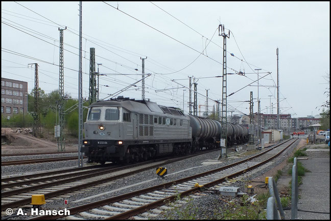 ...bevor sie später mit Knickkesselwagenzug aus Chemnitz Küchwald wieder den Hbf. von Chemnitz durchfährt. Es handelt sich hierbei um die ex DR 142 004-1