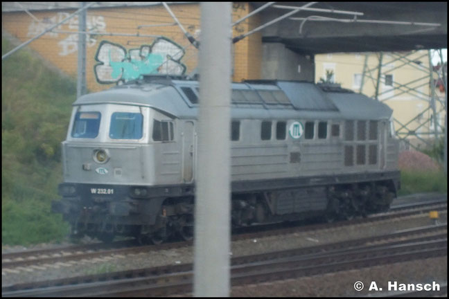 Bei 232 001-1 (ITL W232.01) handelt es sich um die ehemalige 142 003-3 bzw. 242 003-2, eine der "Superludmillas" mit einer Motorleistung von 4000 PS. Am 22. Juni 2013 erwischte ich die Lok mehr schlecht als recht aus dem Zug in Bitterfeld Bf.