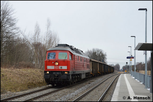 233 322-7 zieht am 15. Februar 2018 den, wegen der Kälte aus E-Wagen gebildeten, Gipsleerzug Großkorbetha - Chemnitz-Küchwald durch Wittgensdorf ob. Bf.