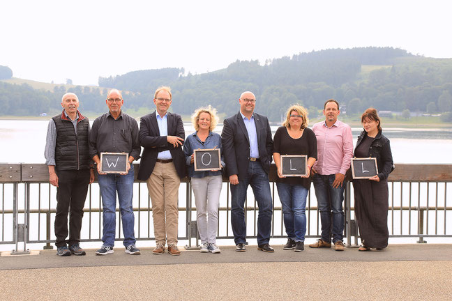 WOLL-Macher auf dem Hennedamm (v.l.n.r.): Chefredakteur Paul Senske, Peter Neutzler, Hermann-J. Hoffe, Anke Kemper, Herausgeber Dirk Bannenberg, Susanne Droste, Oliver Schaeffer und Christel Zidi. Foto: S. Droste 