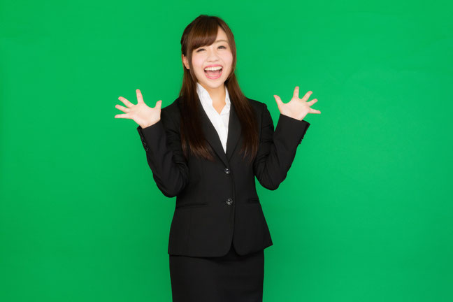 喜ぶ女性　両手をあげる女性　スーツ　ＯＬ　リクルート　就活　就職活動　笑顔の女性　転職　