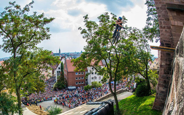 Szymon Godziek springt von der Burg © Marc Müller/Red Bull Content Pool