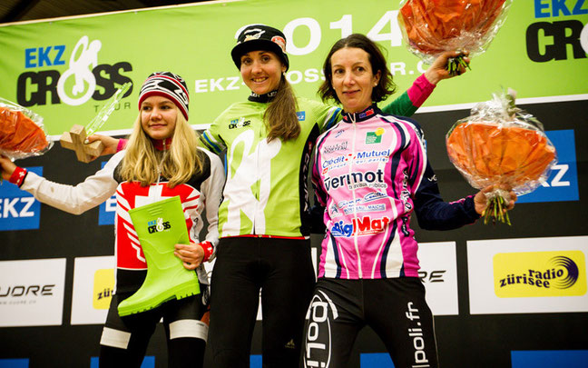 Siegerpodest Gesamtwertung Frauen: Lechner (Mitte), Frei (l.) und Vaxillaire (r.) © Steffen Müssiggang
