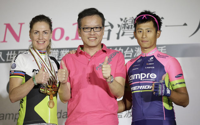 Meridas Vize-Präsident William Yeng (Mitte) mit Taiwans WorldTour-Fahrer CK Feng (r.) und MTB-Star Gunn-Rita Dahle Flesjaa samt ihrer Medaillensammlung