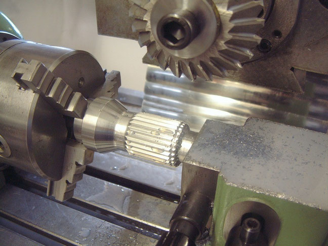 Machining splined ends of hollow driveshafts