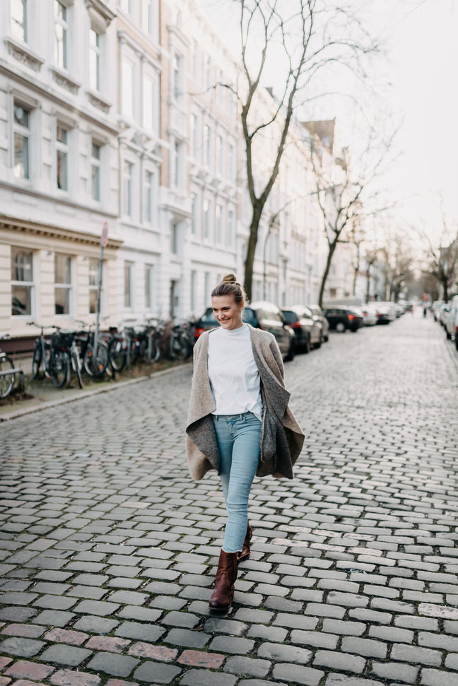  Mein Name ist Jenny und ich stamme ursprünglich aus Schwerin. Vor ungefähr 12 Jahren zog es mich in die Großstadt Hamburg. Nach meiner Ausbildung zur med. Kosmetikerin wollte ich auch meine Kreativität in das Berufsleben integrieren.