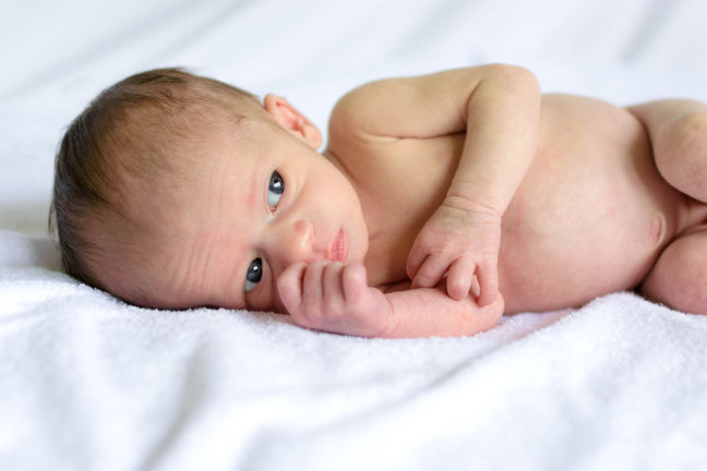 neugeborene fotoshooting Martin Matok Fotograf Rüsselsheim Am Main Mutter Sohn Baby Königstädten Photoshooting newborn Mainz Groß Gerau Raunheim Kelsterbach Nauheim Bauscheim