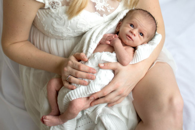 neugeborene fotoshooting Martin Matok Fotograf Rüsselsheim Am Main Mutter Sohn Baby König Photoshooting