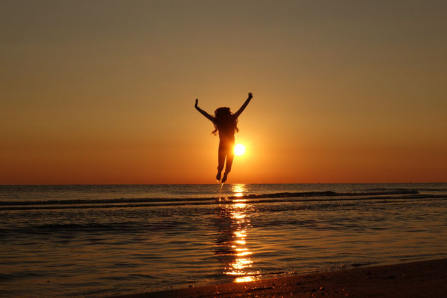 Sonnenaufgang am Strand – Symbol für Neubeginn, Licht und Lebensfreude | Iris Rainbow Eagle Energetik & Seelenreisen Graz