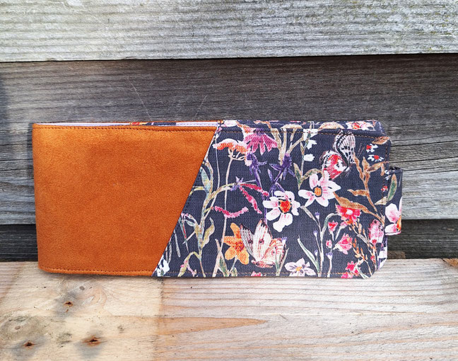 porte-chéquier horizontal souche à gauche pour femme, suédine caramel, tissu gris foncé avec des fleurs sauges, fait-main en Alsace, bohème chic, patte de fermeture